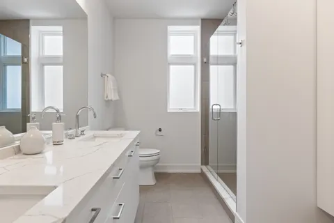 $925,000 | 434 West Melrose Street, Unit 302, Chicago, IL 60657