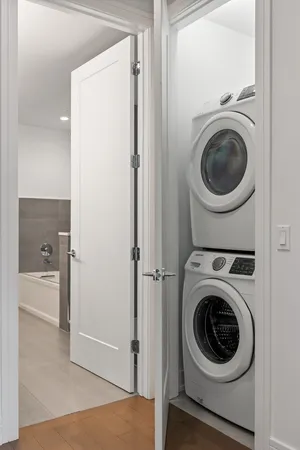 $925,000 | 434 West Melrose Street, Unit 302, Chicago, IL 60657