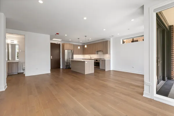 $925,000 | 434 West Melrose Street, Unit 302, Chicago, IL 60657