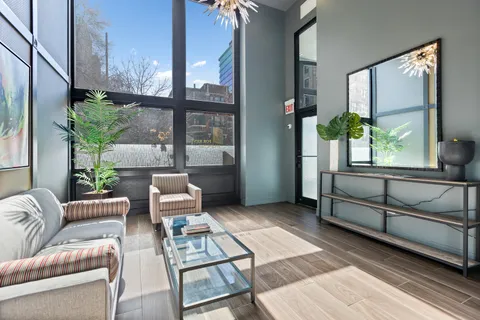 $925,000 | 434 West Melrose Street, Unit 302, Chicago, IL 60657