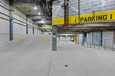 $925,000 | 434 West Melrose Street, Unit 302, Chicago, IL 60657