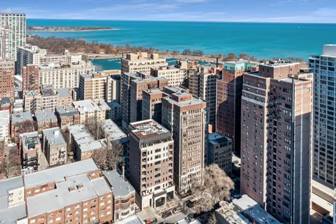 $925,000 | 434 West Melrose Street, Unit 302, Chicago, IL 60657