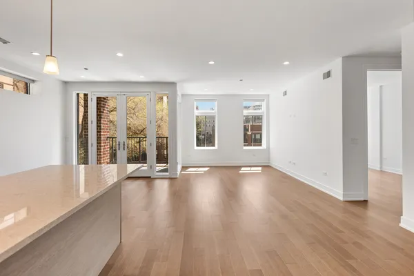 $925,000 | 434 West Melrose Street, Unit 302, Chicago, IL 60657