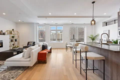 $925,000 | 434 West Melrose Street, Unit 302, Chicago, IL 60657