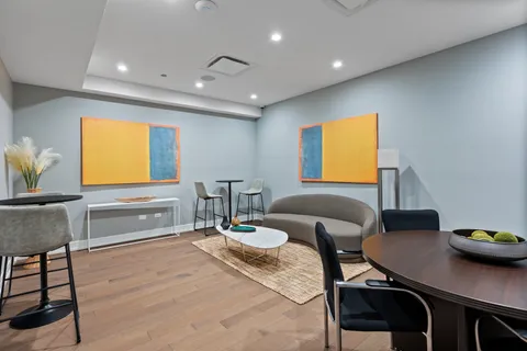 $925,000 | 434 West Melrose Street, Unit 302, Chicago, IL 60657