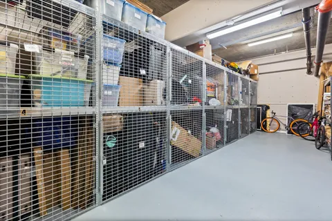 $925,000 | 434 West Melrose Street, Unit 302, Chicago, IL 60657