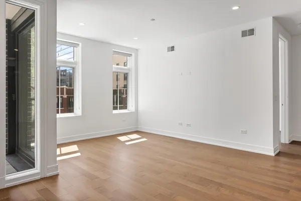 $925,000 | 434 West Melrose Street, Unit 302, Chicago, IL 60657