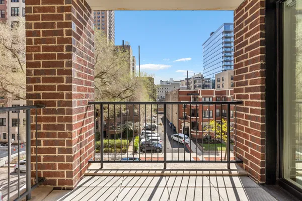 $925,000 | 434 West Melrose Street, Unit 302, Chicago, IL 60657