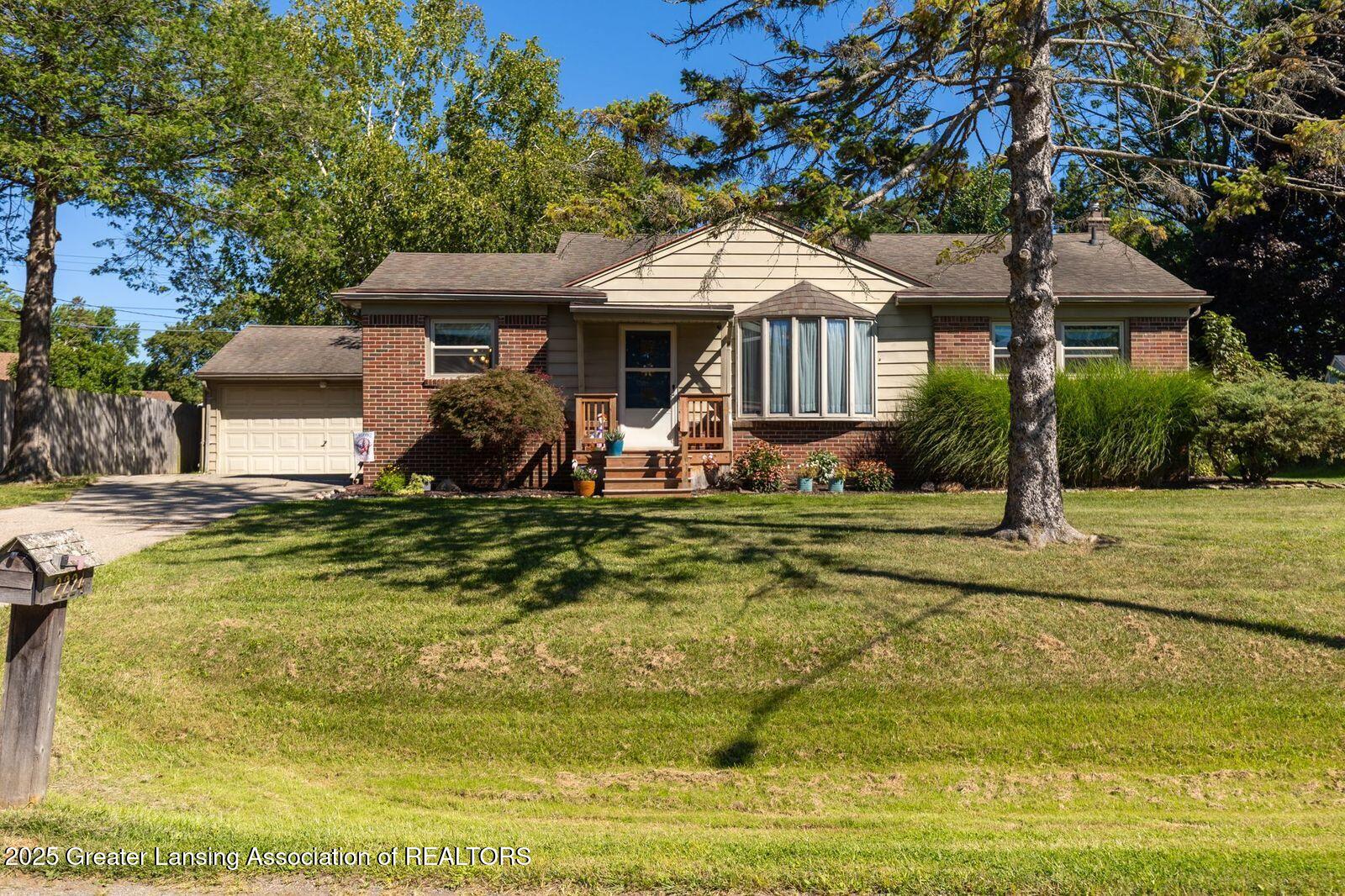 2224 Pembroke Road Lansing, MI 48906 - Photo 8 of 49 kdsIApYQ