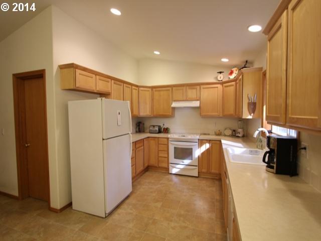 38217 Northeast Sunset Falls Road Yacolt, WA 98675 - Photo 9 of 16 Kitchen