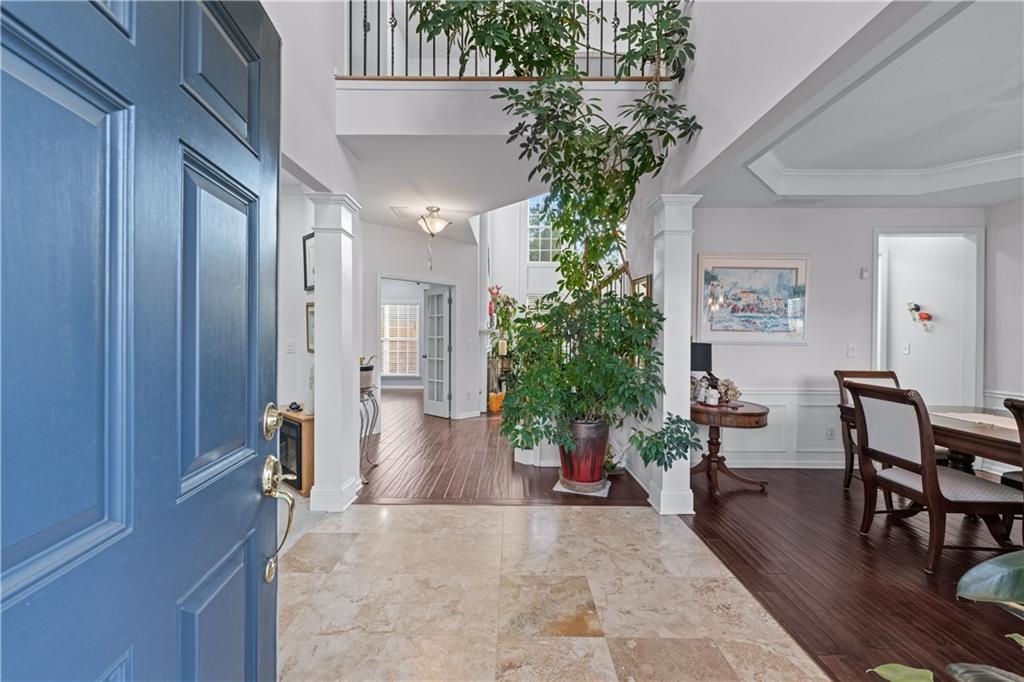 135 Splinter Court Suwanee, GA 30024 - Photo 4 of 47 an entryway with a flower pot and table in it
