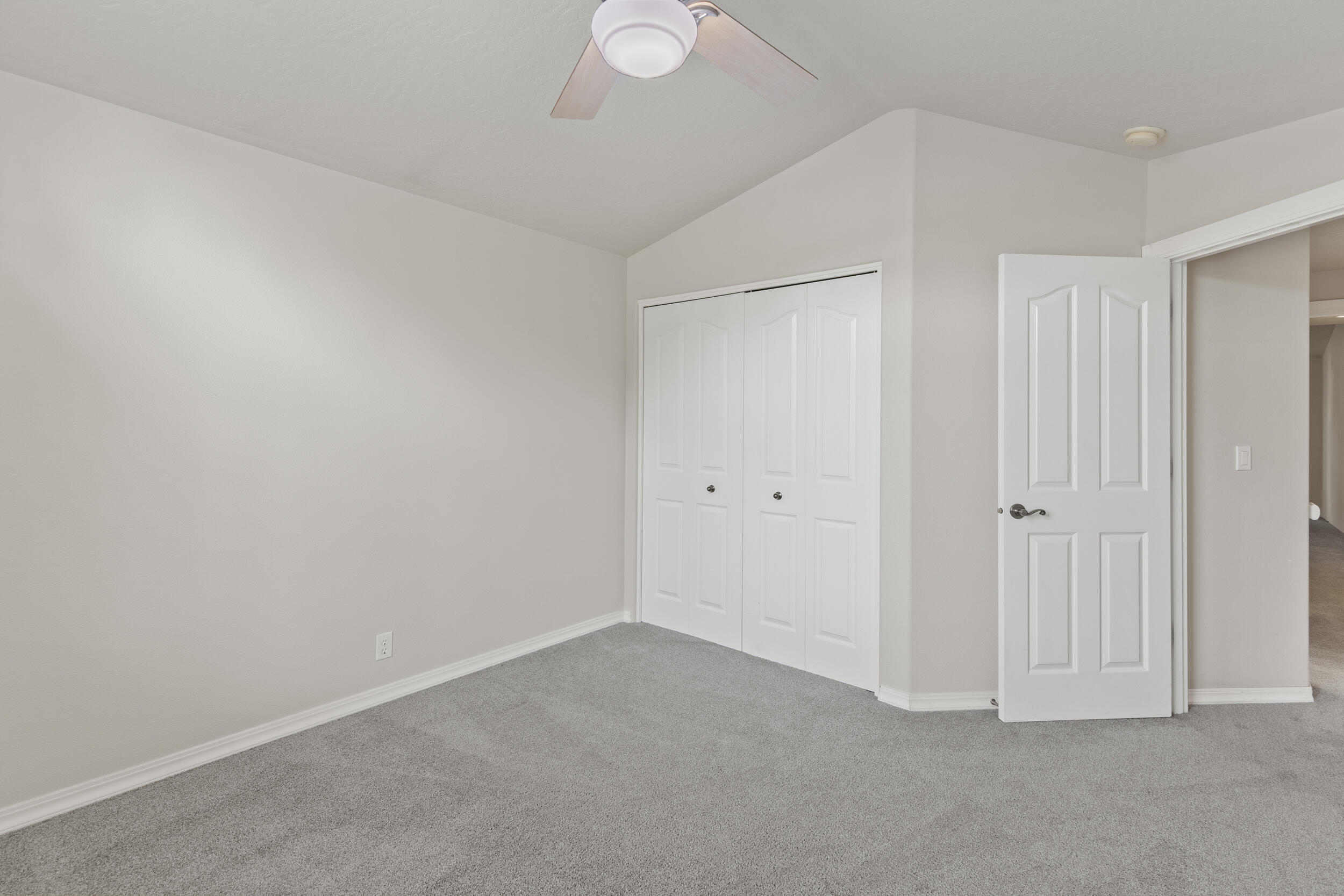 2701 Acres Road Grants Pass, OR 97527 - Photo 11 of 36 2nd bedroom
