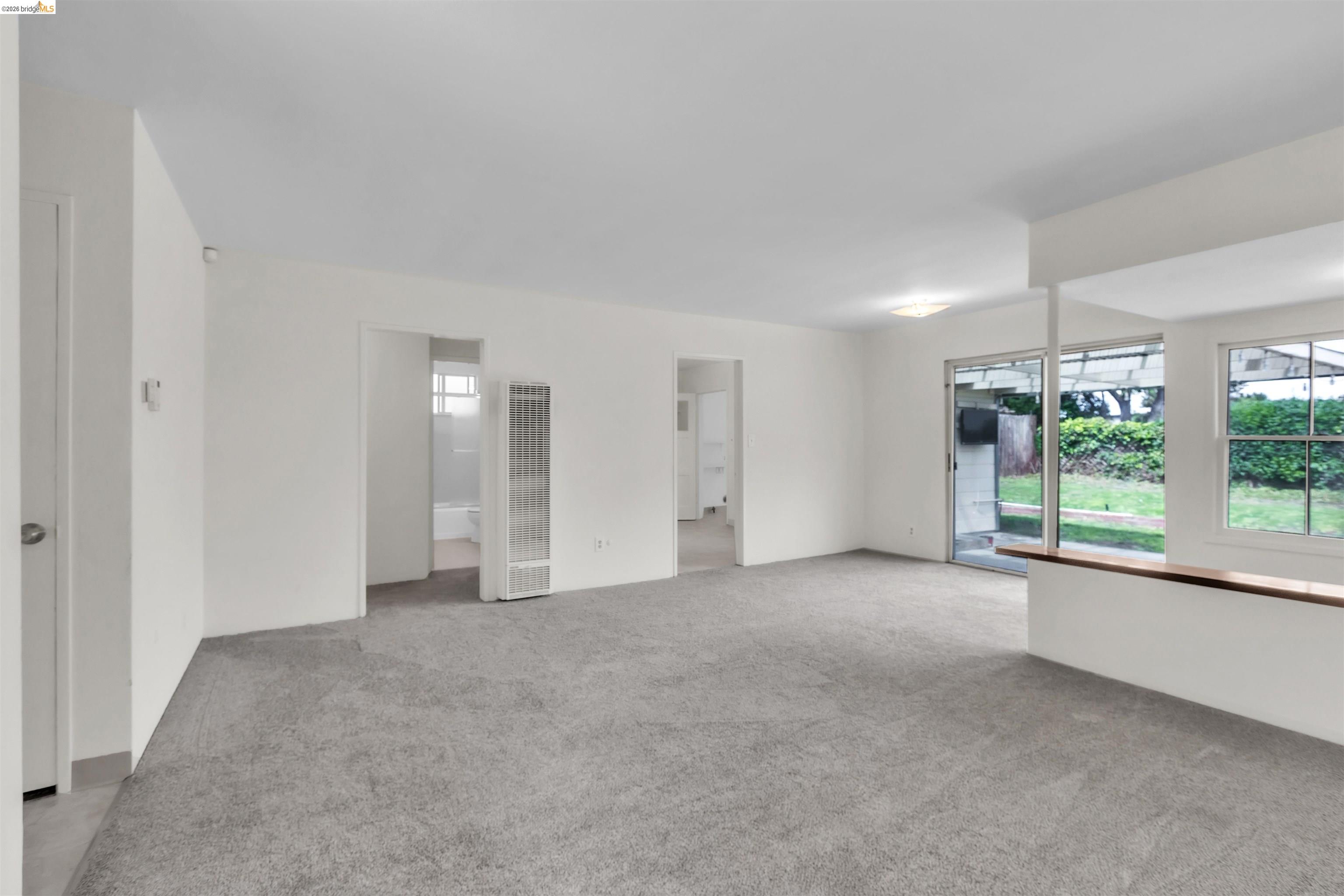 621 Paseo Del Rio San Lorenzo, CA 94580 - Photo 5 of 24 Spacious room with light gray carpeting and white walls