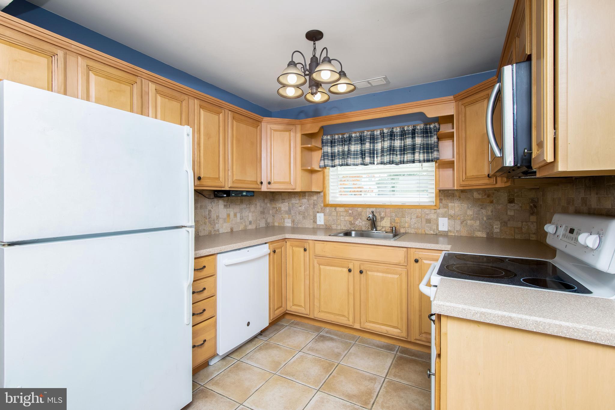 27 Winding Road Levittown, PA 19057 - Photo 16 of 36 Gallery Image 16