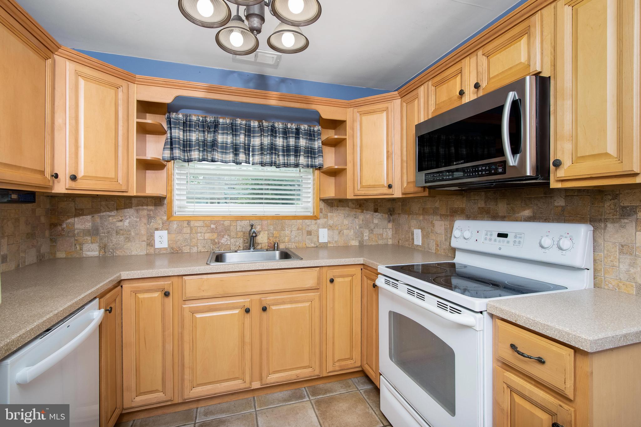 27 Winding Road Levittown, PA 19057 - Photo 17 of 36 Gallery Image 17