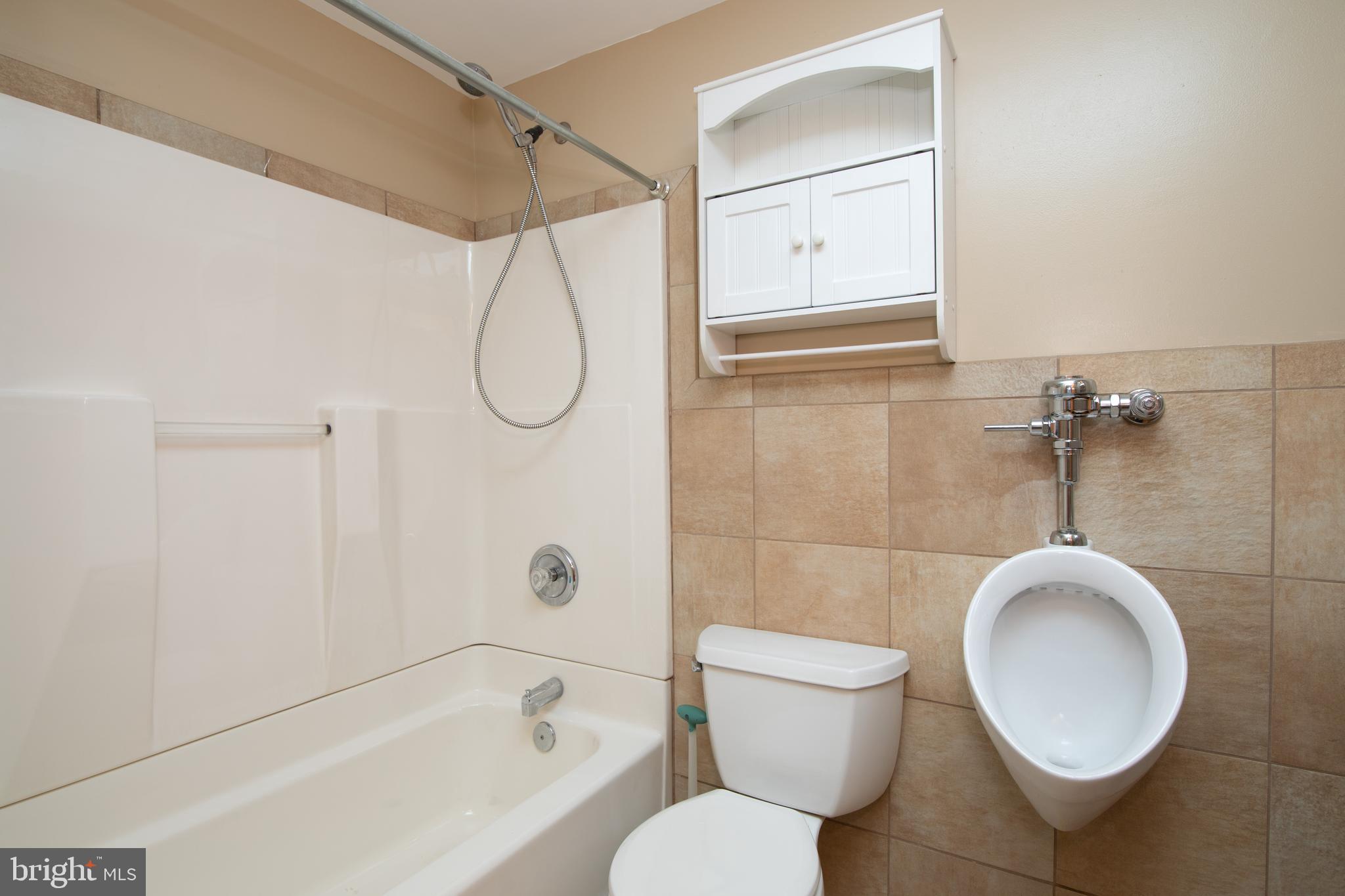 27 Winding Road Levittown, PA 19057 - Photo 7 of 36 Gallery Image 7
