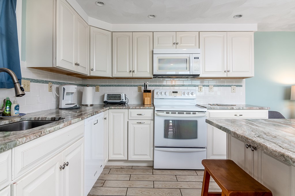 35 Shore Road Narragansett, RI 02882 - Photo 11 of 22