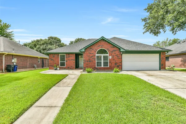 $2,450 | 515 Valley Drive, Dickinson, TX 77539