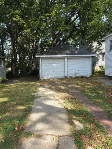 a view of a yard with a tree