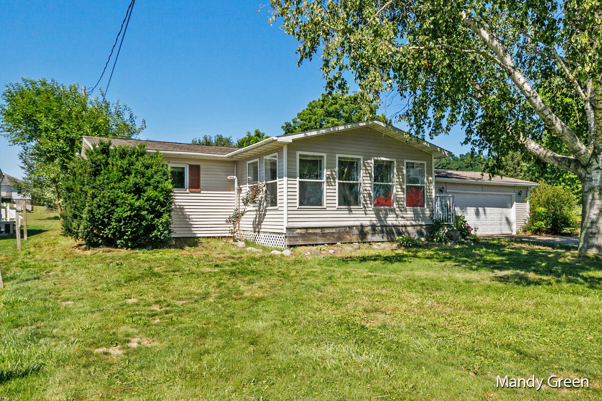 231 Rasmussen Drive Trufant, MI 49347 - Photo 3 of 20 IMG_1002