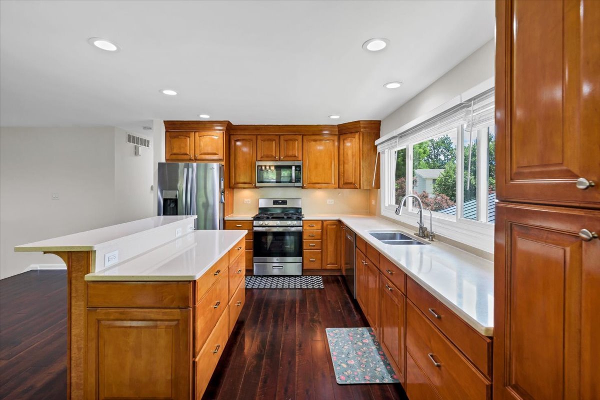 1820 Claremont Road Hoffman Estates, IL 60169 - Photo 6 of 33