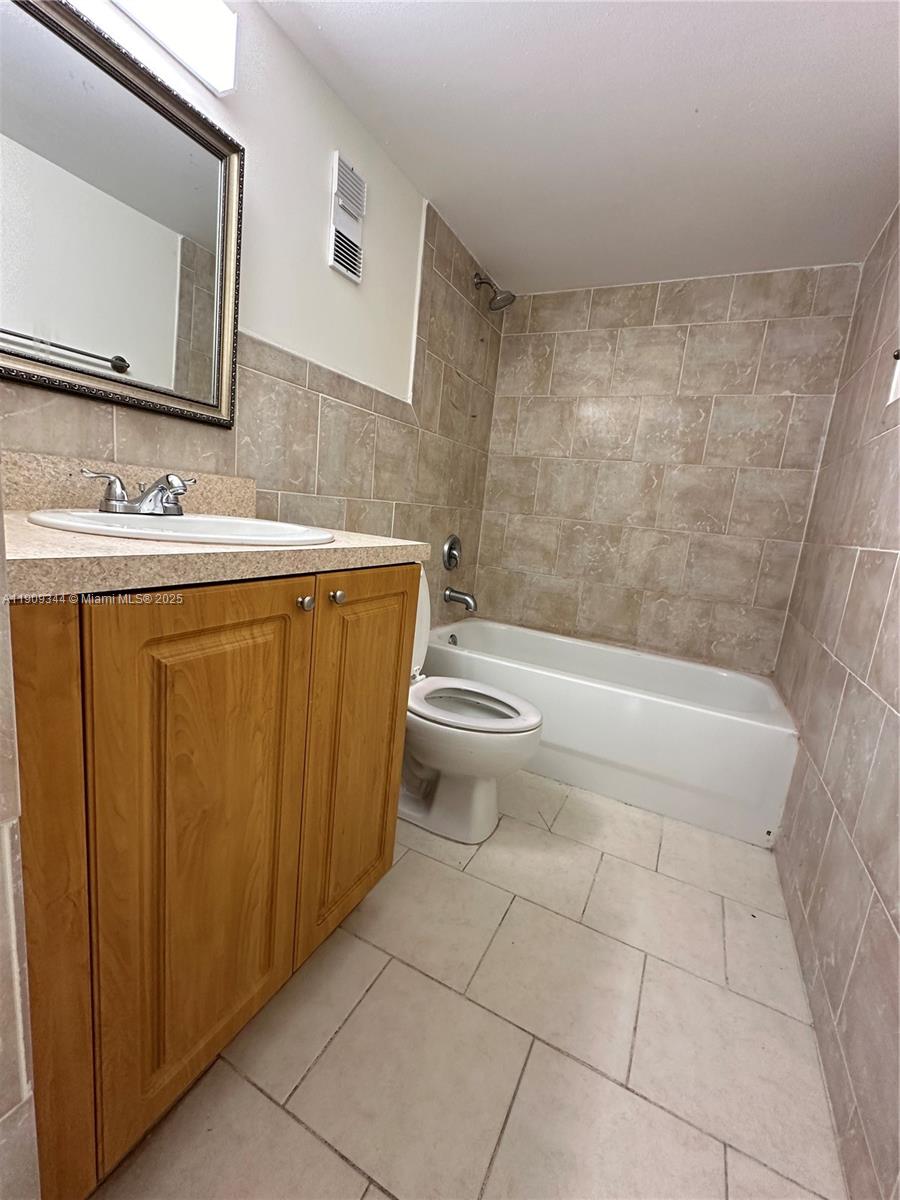 1555 West 44th Place, Unit 234 Hialeah, FL 33012 - Photo 26 of 38 a bathroom with a sink a mirror and a bathtub