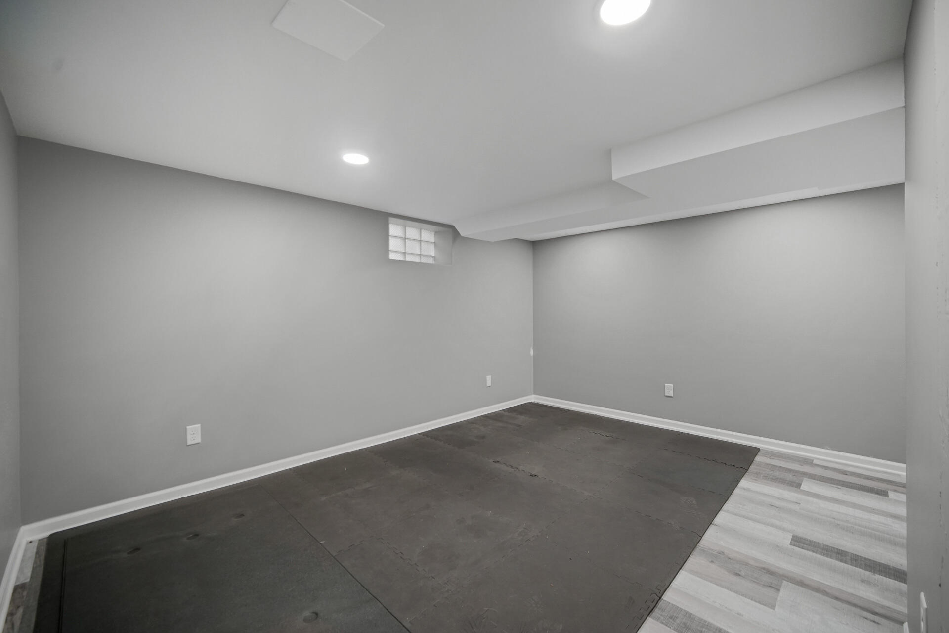 8342 Howard Avenue Munster, IN 46321 - Photo 20 of 31 an empty room with a workbench