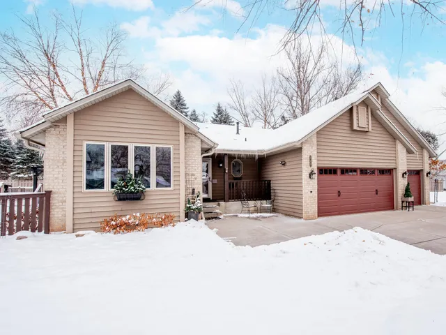 $599,999 | 129 Hemlock Place, Vadnais Heights, MN 55127