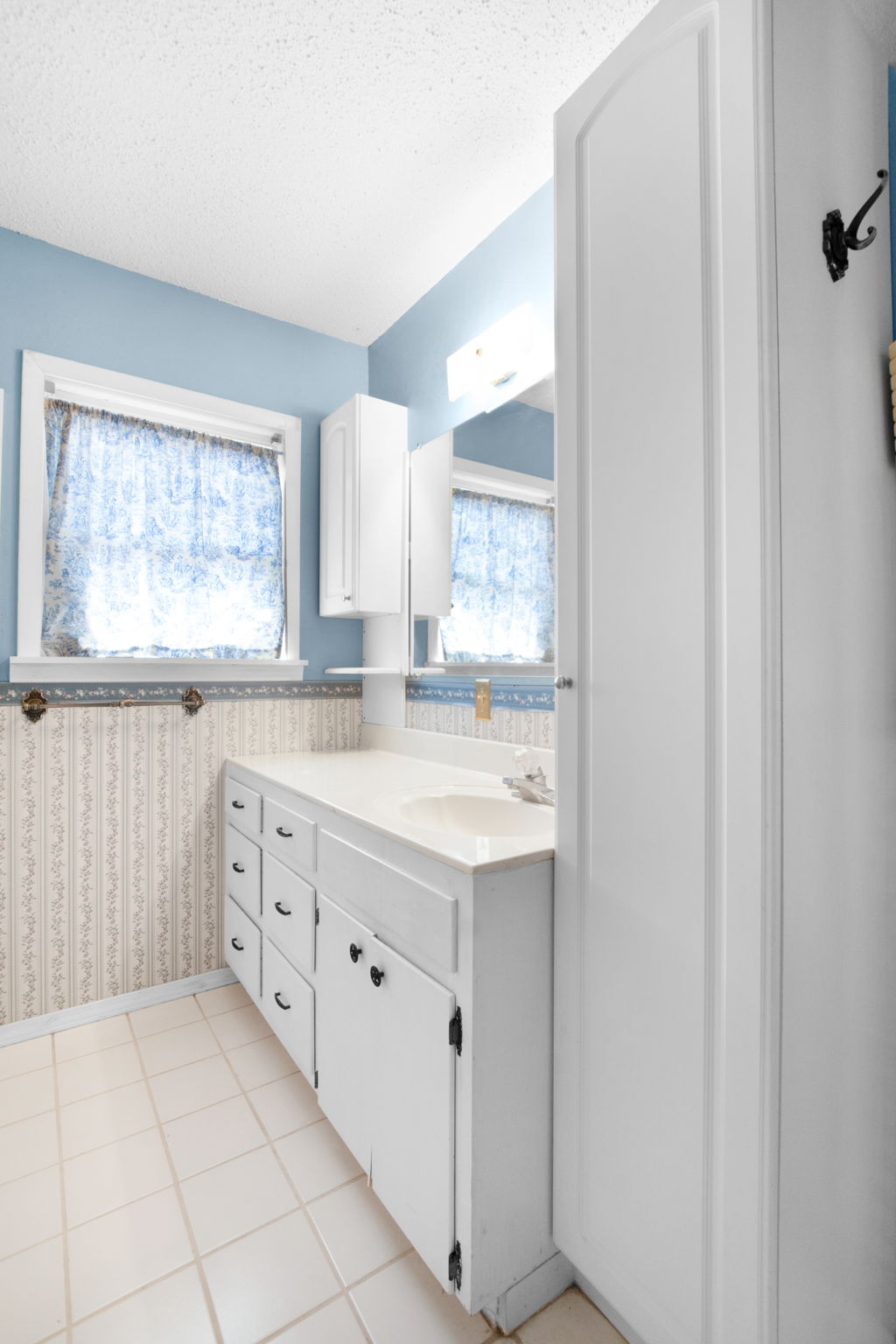 112 Frazier Tow, TX 78672 - Photo 15 of 30 Bathroom with wallpapered walls, vanity, baseboards, and a textured ceiling