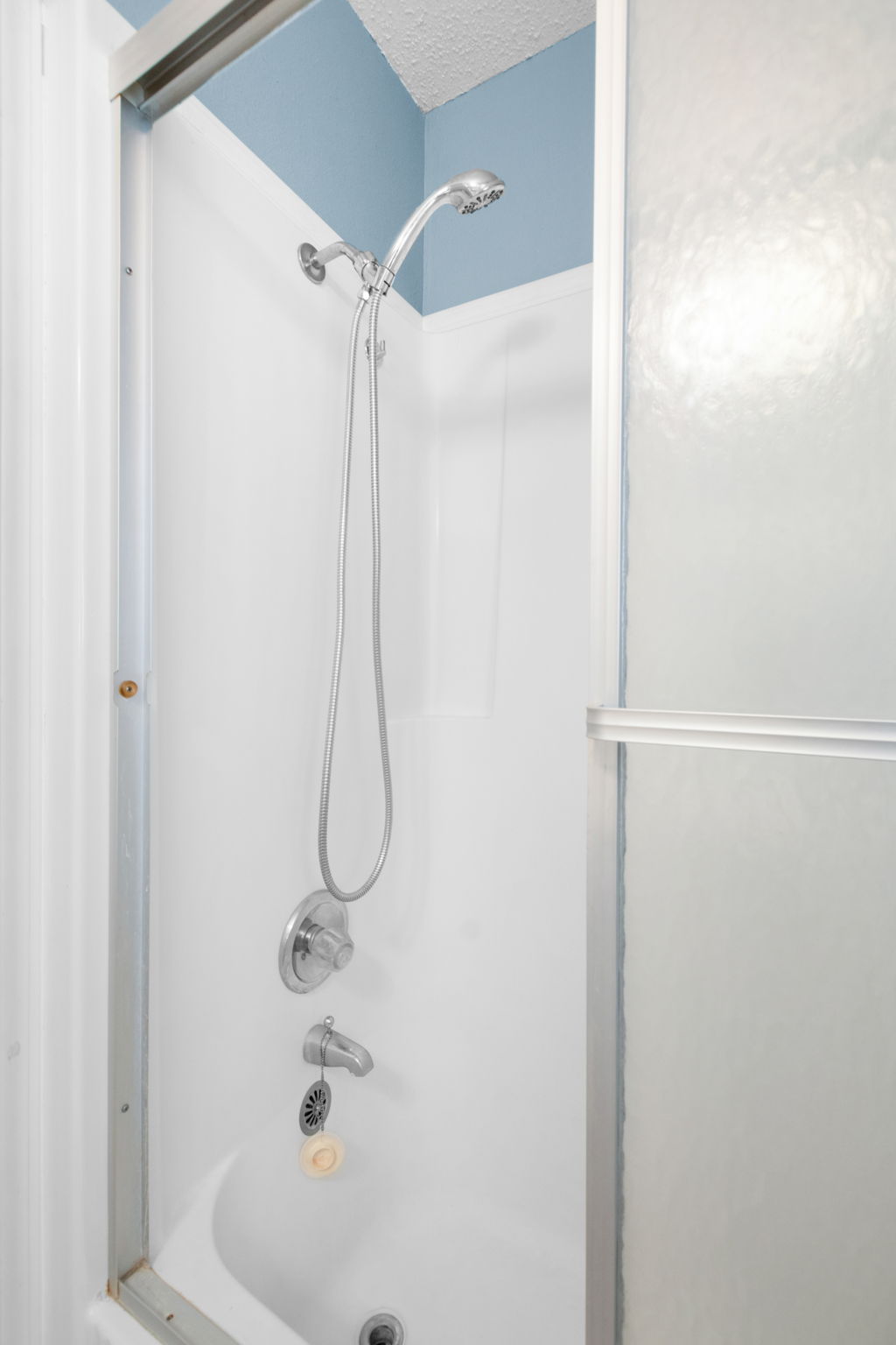 112 Frazier Tow, TX 78672 - Photo 16 of 30 Full bathroom featuring shower / bathing tub combination and a textured ceiling