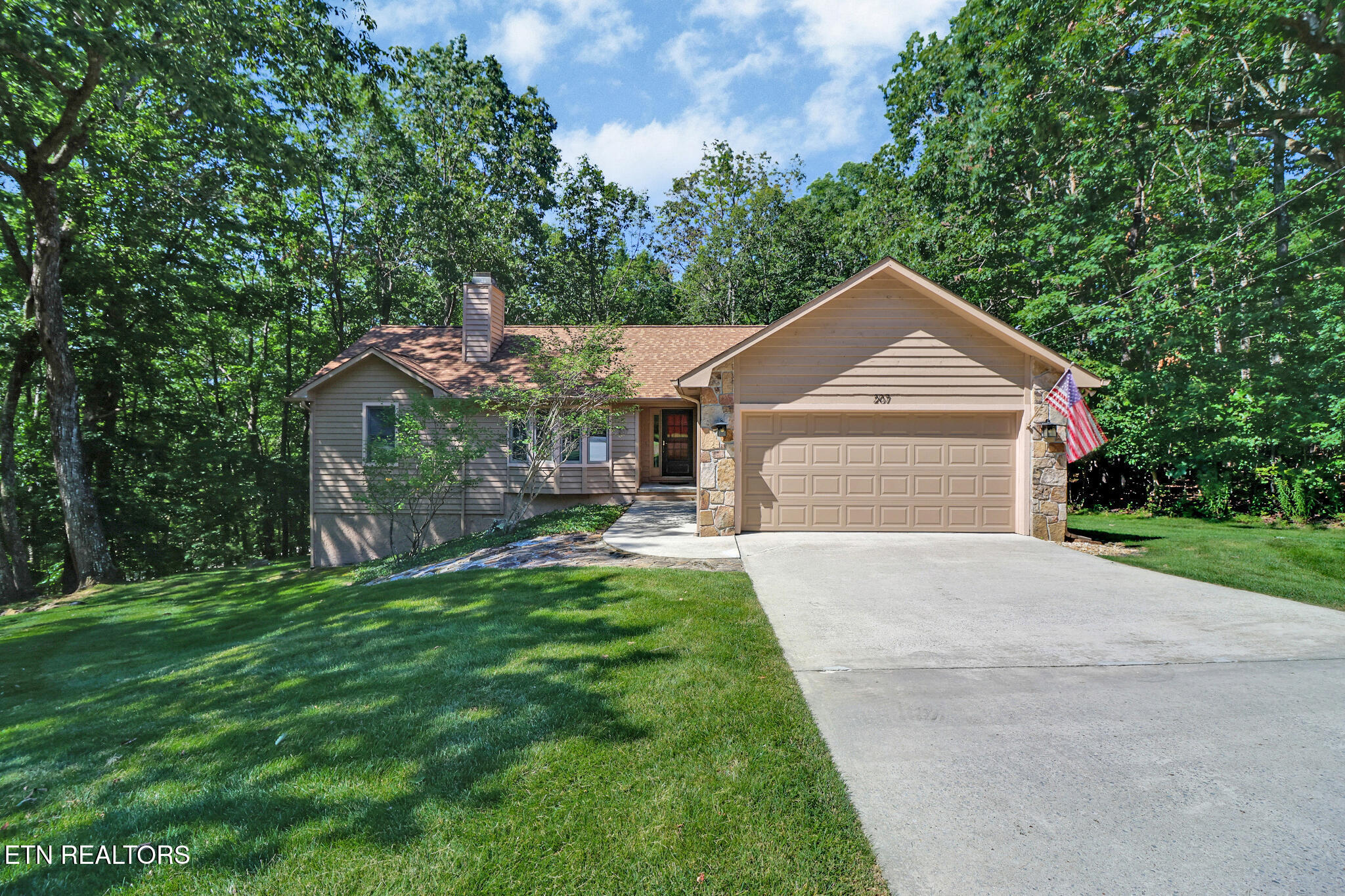 207 Overlook Lane Crossville, TN 38558 - Photo 2 of 53 GREAT CURB APPEAL