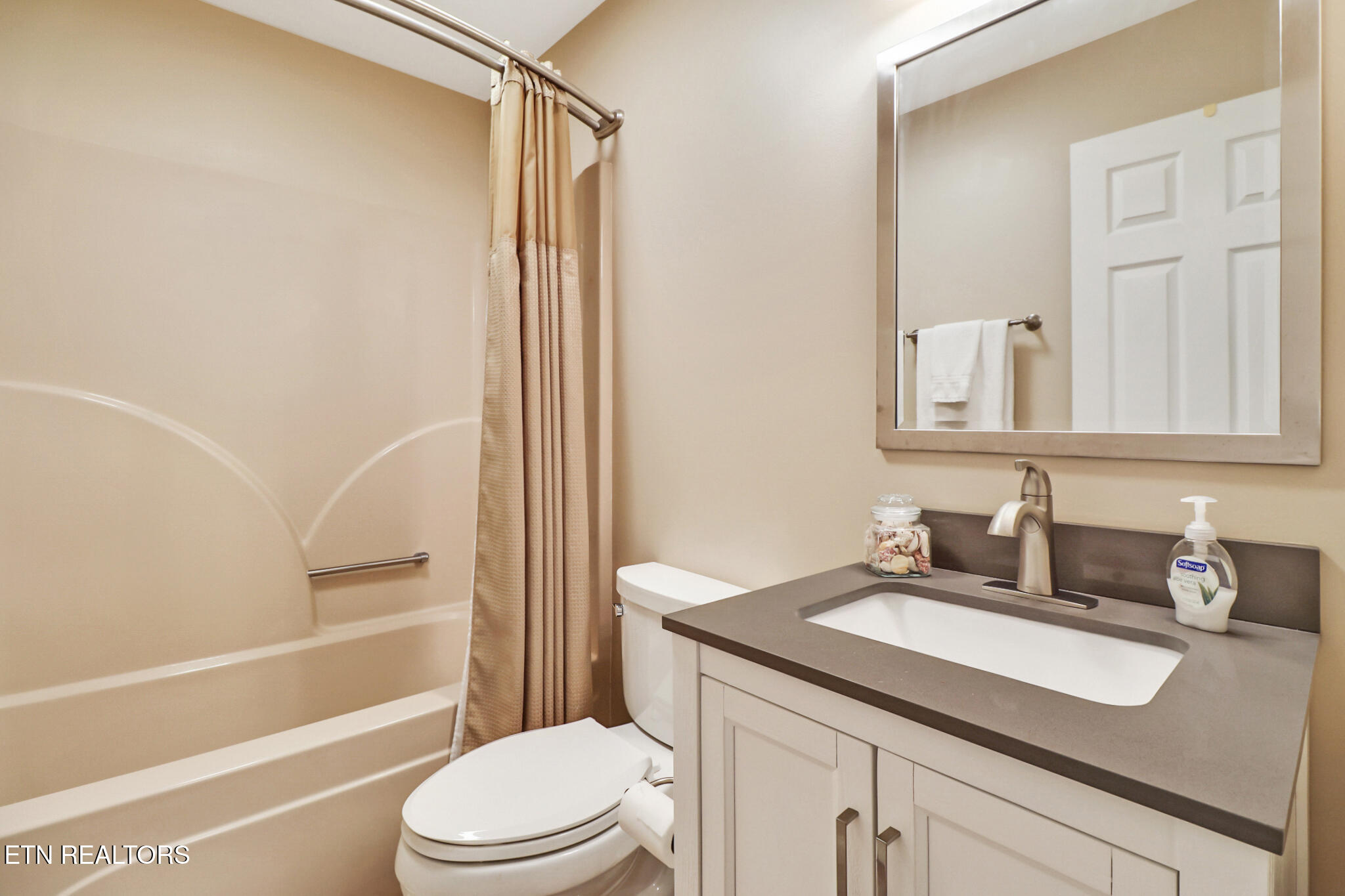 207 Overlook Lane Crossville, TN 38558 - Photo 27 of 53 GUEST BATH