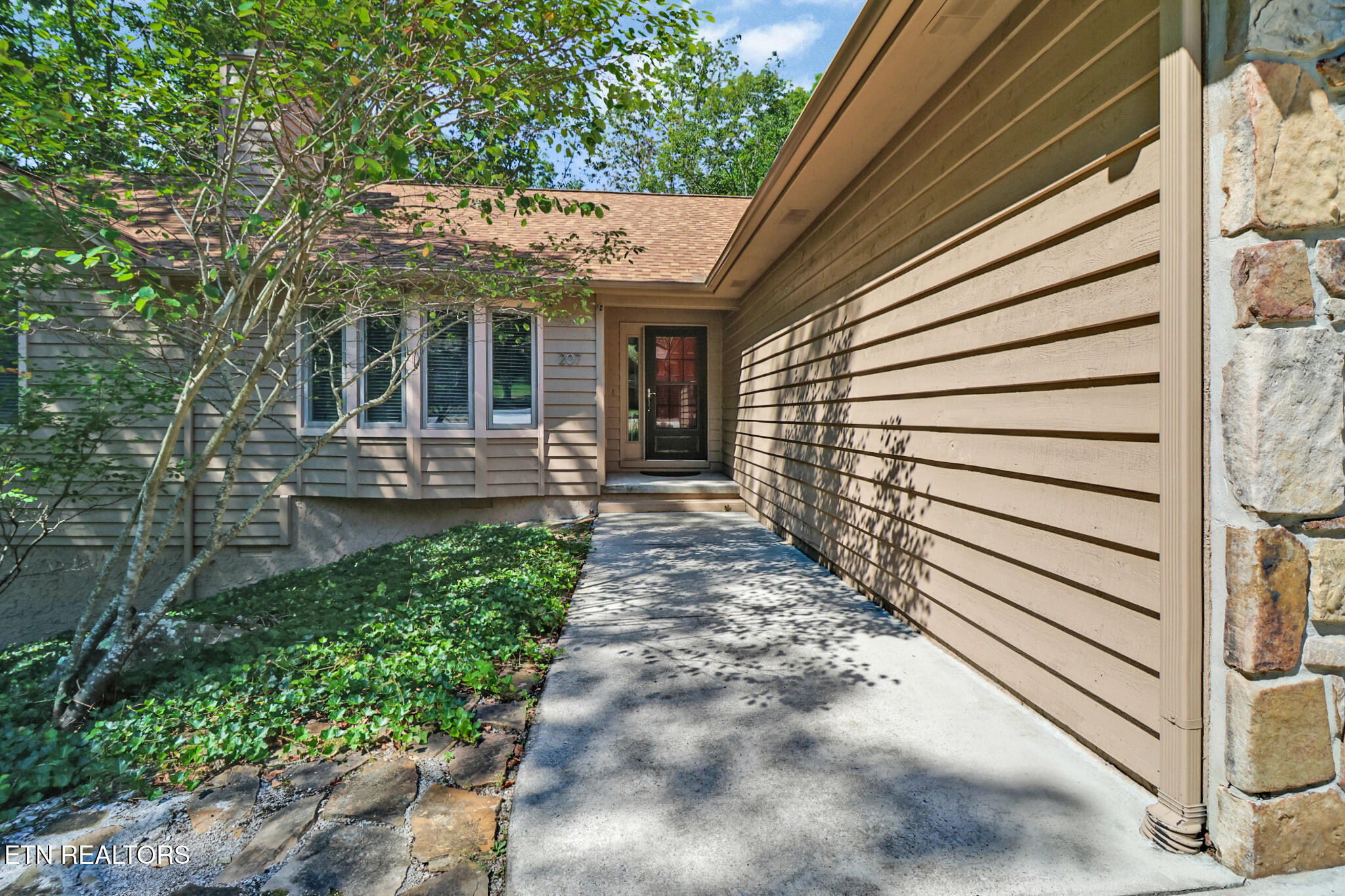 207 Overlook Lane Crossville, TN 38558 - Photo 5 of 53 COVERED ENTRY