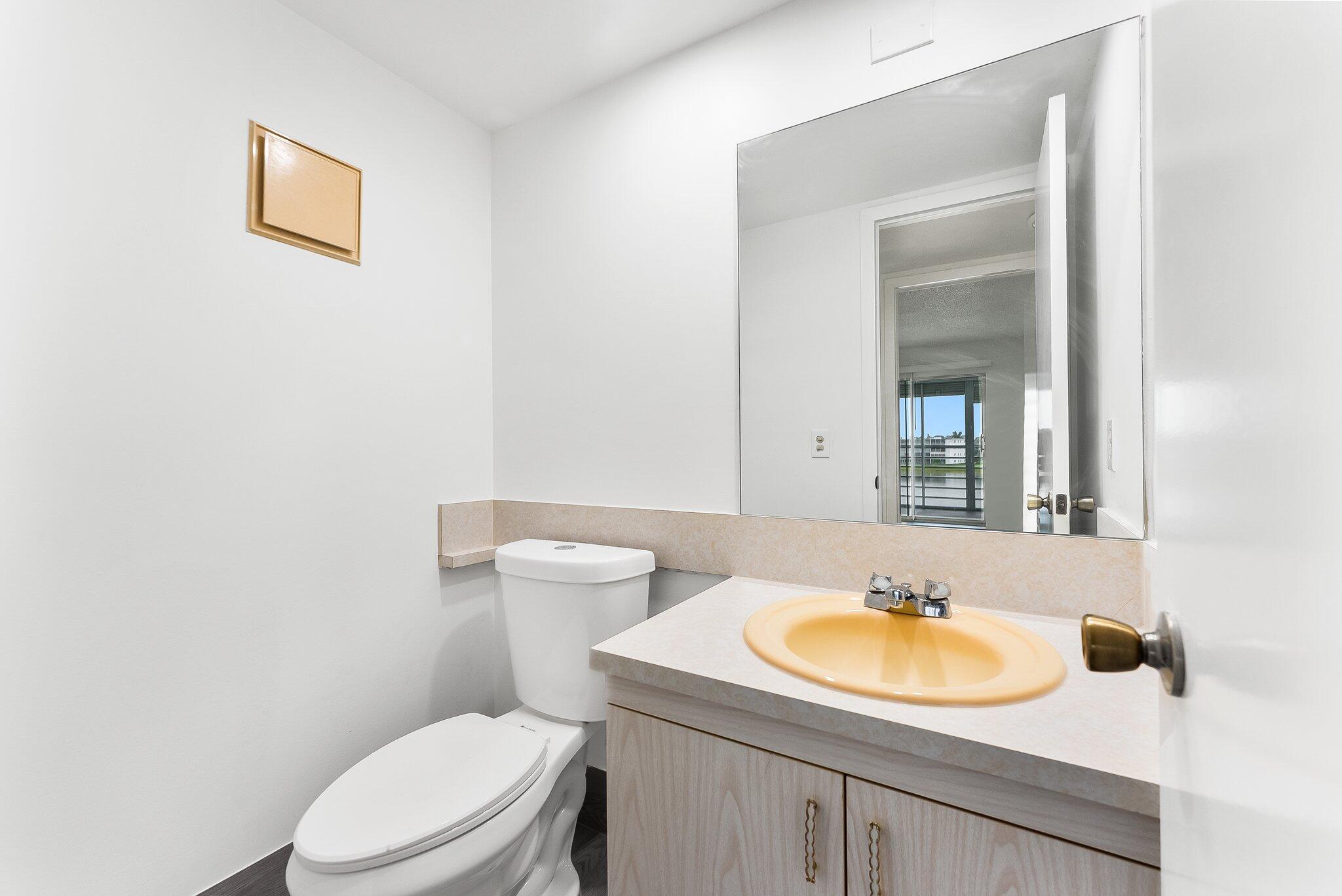 4006 Cornwall A Boca Raton, FL 33434 - Photo 12 of 27 Bathroom