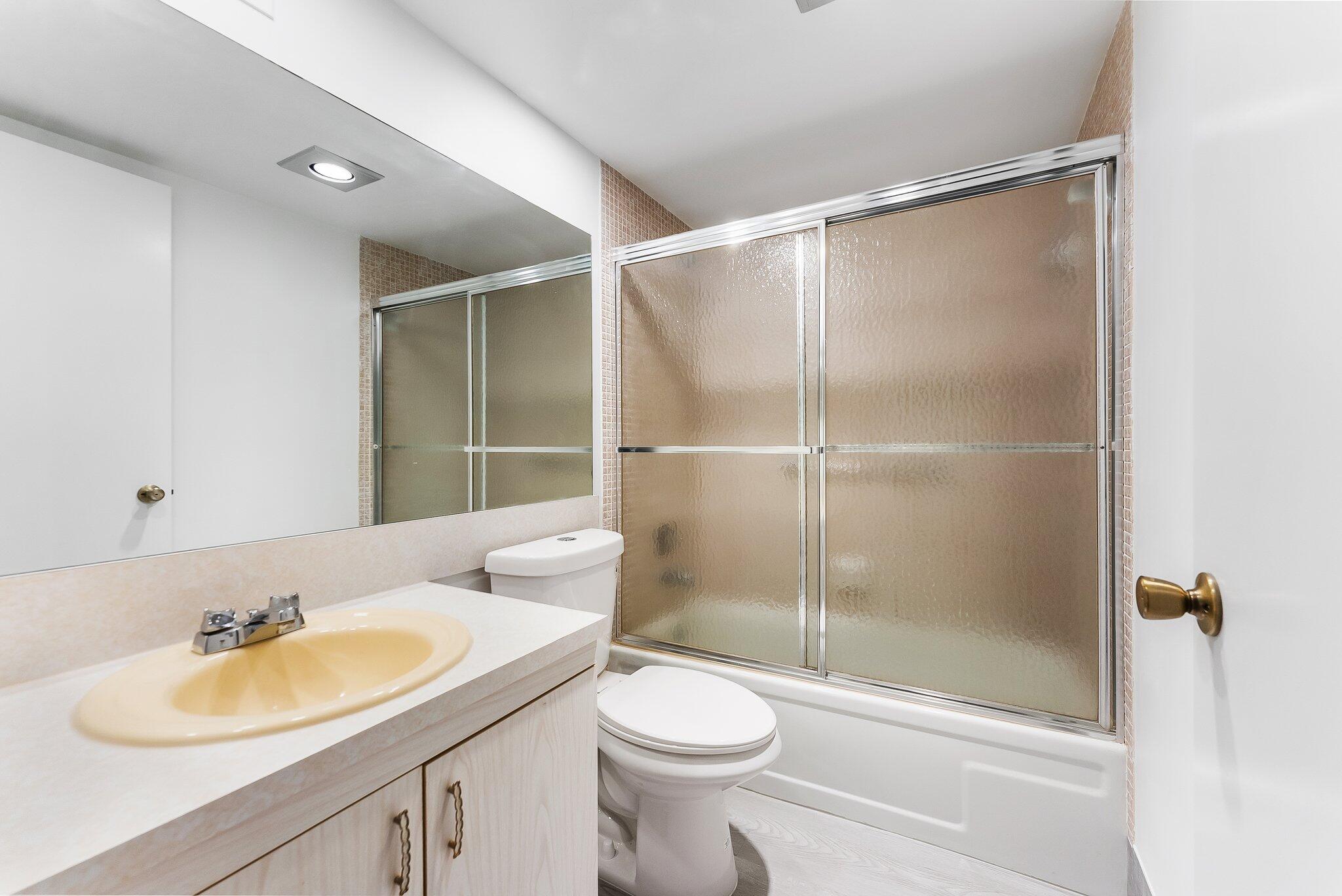 4006 Cornwall A Boca Raton, FL 33434 - Photo 13 of 27 Bathroom