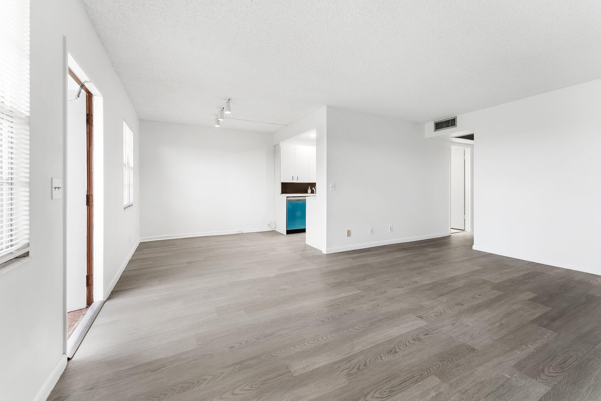 4006 Cornwall A Boca Raton, FL 33434 - Photo 6 of 27 Kitchen/living/Dining