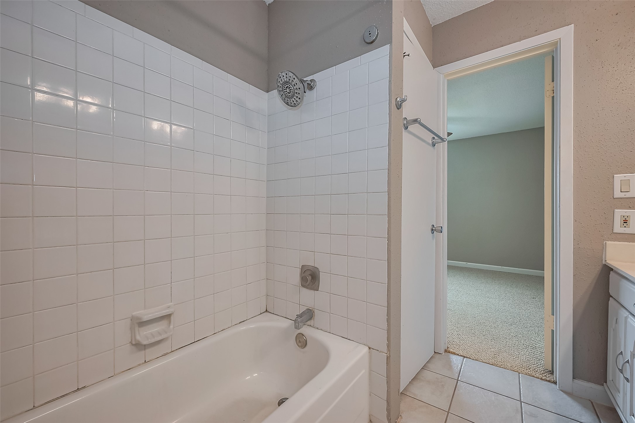 6111 Beverly Hill Street, Unit 29 Houston, TX 77057 - Photo 14 of 22 a bathroom with a bathtub