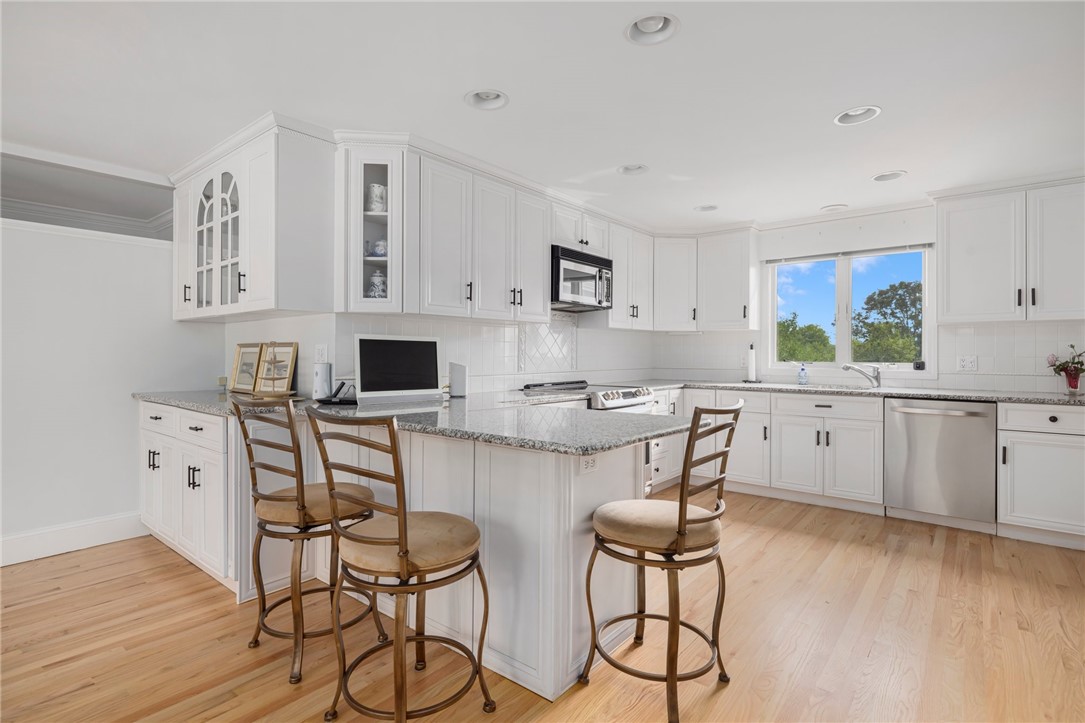 331 3rd Beach Road Middletown, RI 02842 - Photo 16 of 50 Breakfast bar