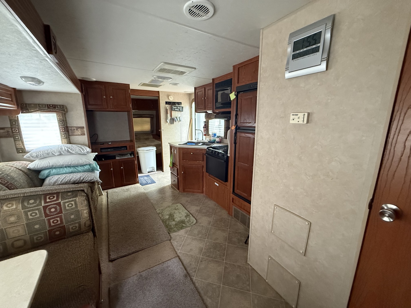21-191 Woodhaven Lakes Sublette, IL 61367 - Photo 9 of 22 a living room with furniture and a window