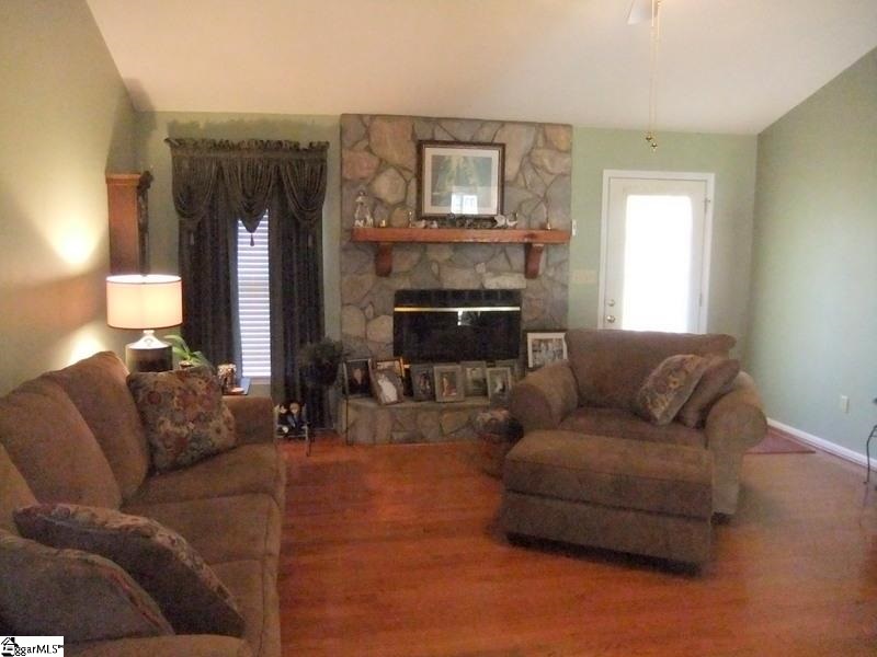 148 Suffolk Road Boiling Springs, SC 29316 - Photo 3 of 25