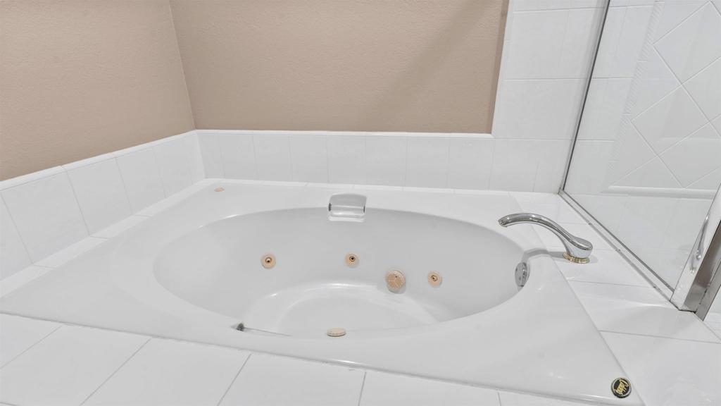 2894 Torrey Pines Road La Jolla, CA 92037 - Photo 27 of 46 a white bath tub sitting in a white tub