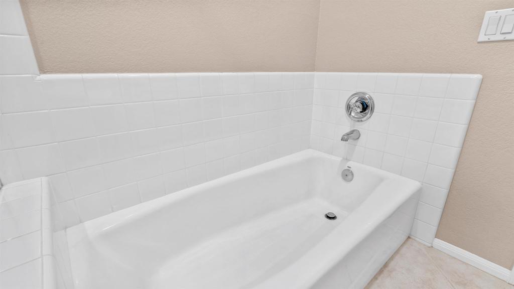 2894 Torrey Pines Road La Jolla, CA 92037 - Photo 33 of 46 a bathroom with a bathtub