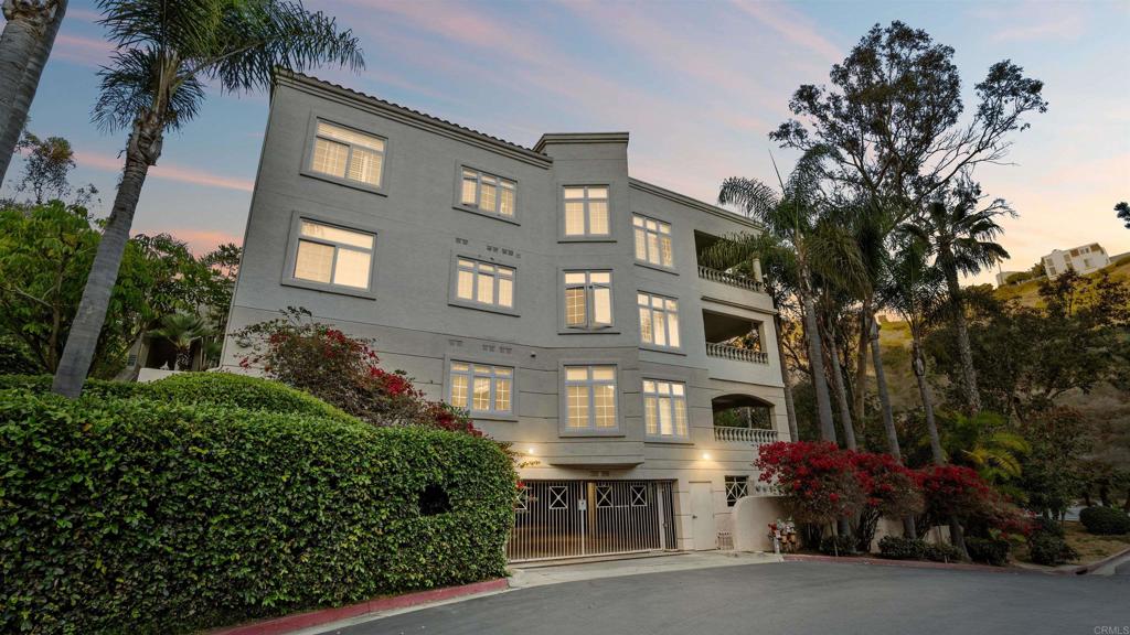 2894 Torrey Pines Road La Jolla, CA 92037 - Photo 6 of 46 a front view of a building with plants