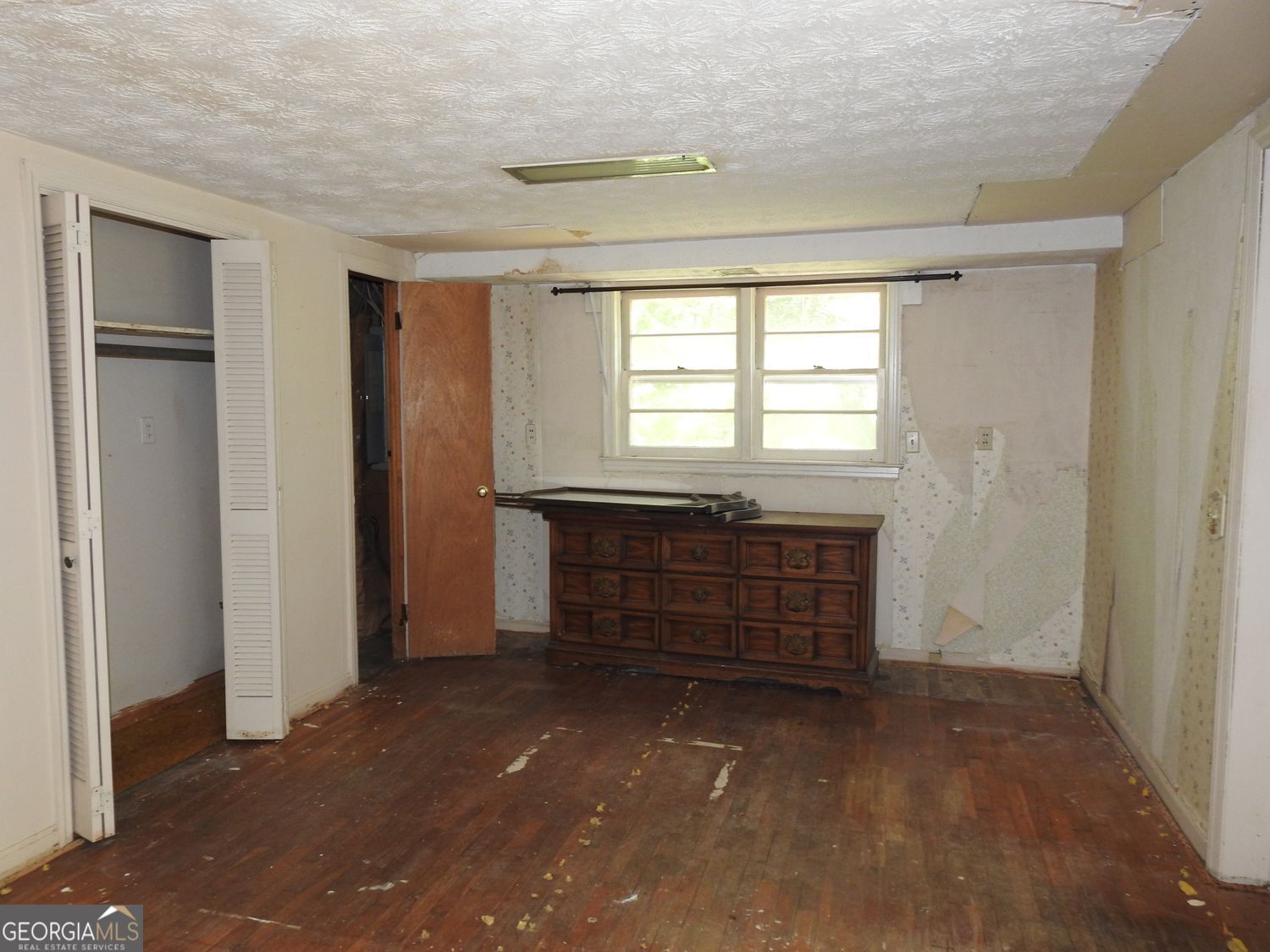 333 Lickskillet Road Epworth, GA 30541 - Photo 18 of 38 a room with furniture and a window