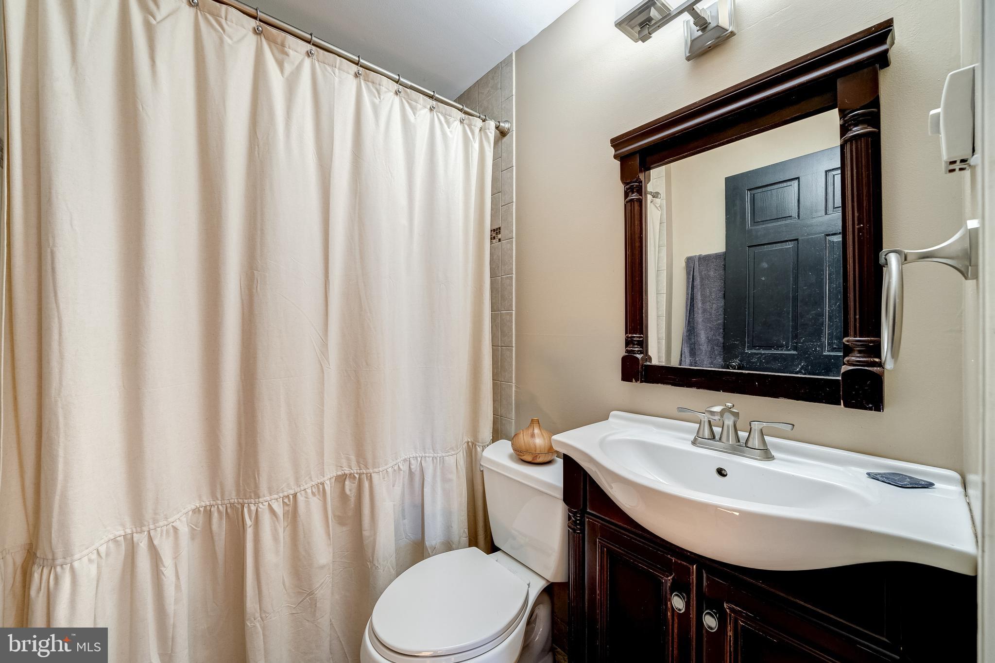 8487 Leeds Manor Road Warrenton, VA 20186 - Photo 34 of 53 Guest bathroom