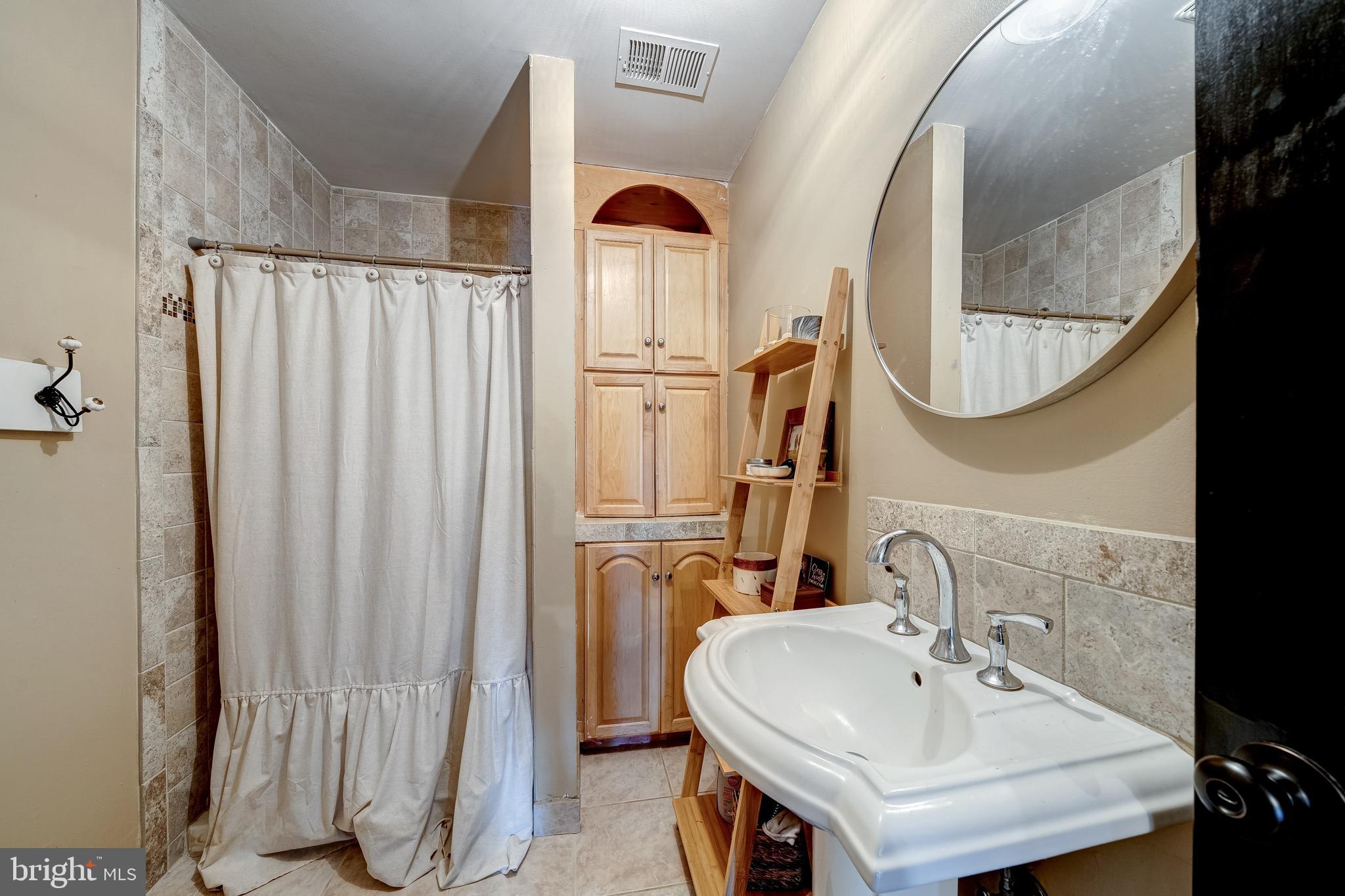 8487 Leeds Manor Road Warrenton, VA 20186 - Photo 38 of 53 Hall bathroom