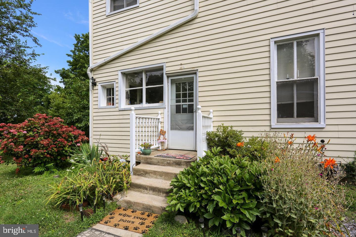 21524 Laytonsville Road Gaithersburg, MD 20882 - Photo 10 of 41 Side entrance from driveway - lovely flowers!