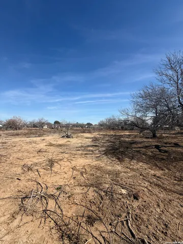 $70,000 | 412 North Transportation Drive, Devine, TX 78016