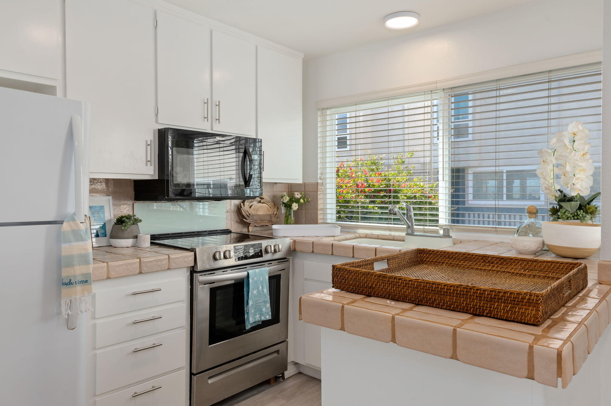 4700 Sandyland Road, Unit 35 Carpinteria, CA 93013 - Photo 11 of 38 a kitchen with granite countertop a stove and a sink