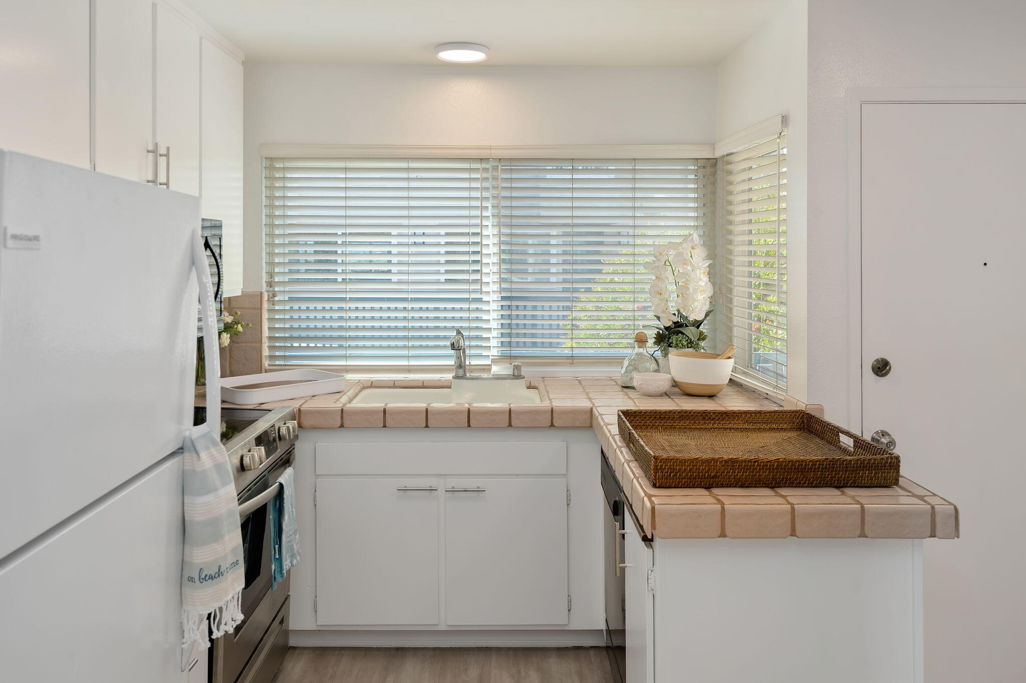 4700 Sandyland Road, Unit 35 Carpinteria, CA 93013 - Photo 12 of 38 a kitchen with a stove and a sink